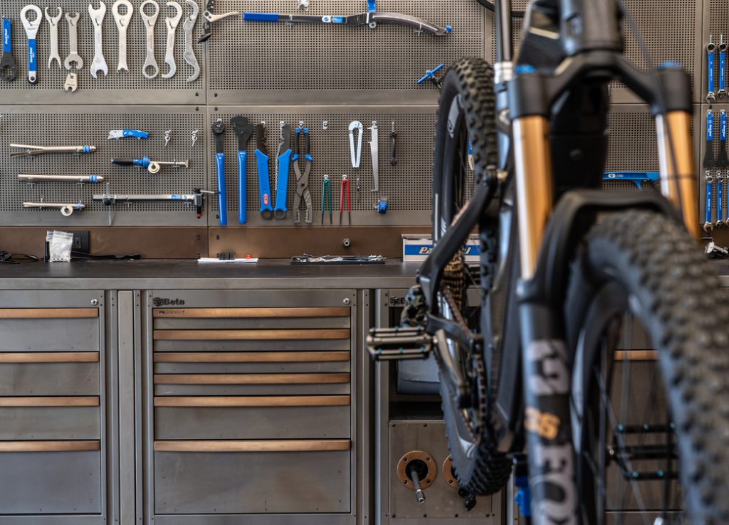 Mobili per officina e armadi per officina con esposizioni organizzate di utensili Beta 3D in un'officina di riparazione