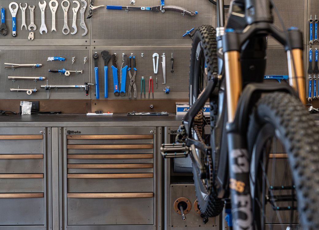 Mobili per officina e armadi per officina con esposizioni organizzate di utensili Beta 3D in un'officina di riparazione