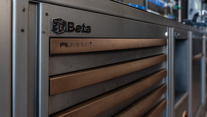 Mobili da officina Cassetti portautensili 3D Beta etichettati Beta e Alluminio in un ambiente di officina professionale