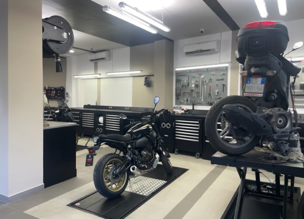 I mobili da officina e gli armadi da officina personalizzati di 3D Beta creano un efficiente spazio di lavoro organizzato