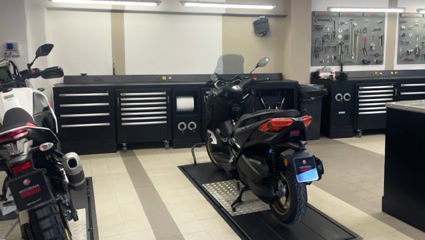 Mobili per officina armadi per officina e contenitori personalizzati con armadi per attrezzi Beta 3D alle pareti