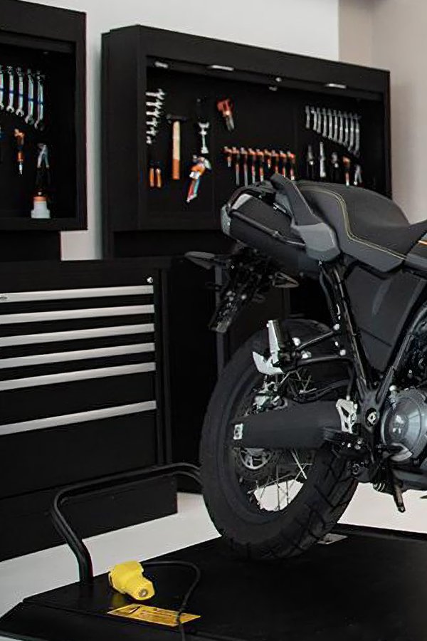 Arredamento per officina organizzato nell'officina Motoroma con attrezzi a parete e armadietti Beta 3D