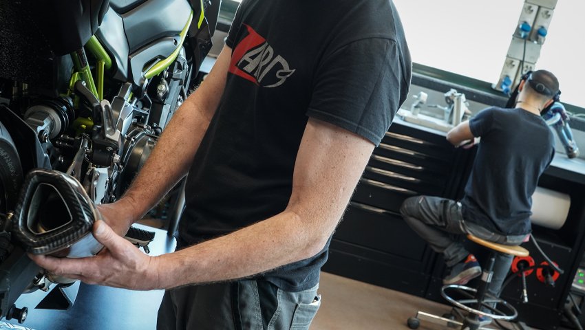 L'arredamento per officina di 3D Beta comprende banchi e armadietti visibili in un'officina delle Officine Moto Zard molto frequentata.
