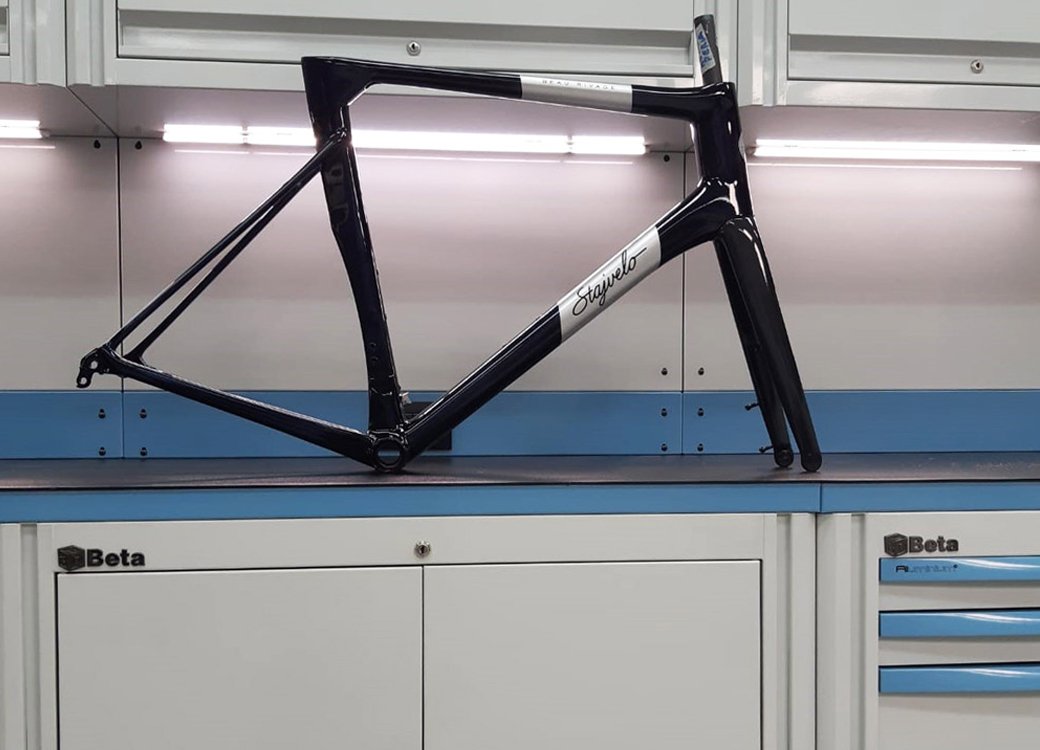 I mobili per officina presentano un banco da lavoro personalizzato in 3D Beta con armadietti progettati per spazi organizzati in officina.