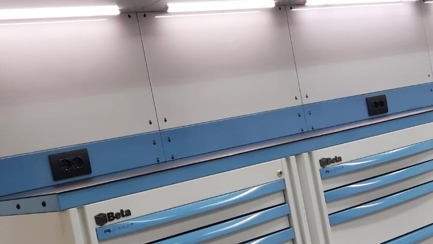 Mobili da officina con armadietti per attrezzi Beta 3D dotati di cassetti e illuminazione dall'alto per un'organizzazione ottimale