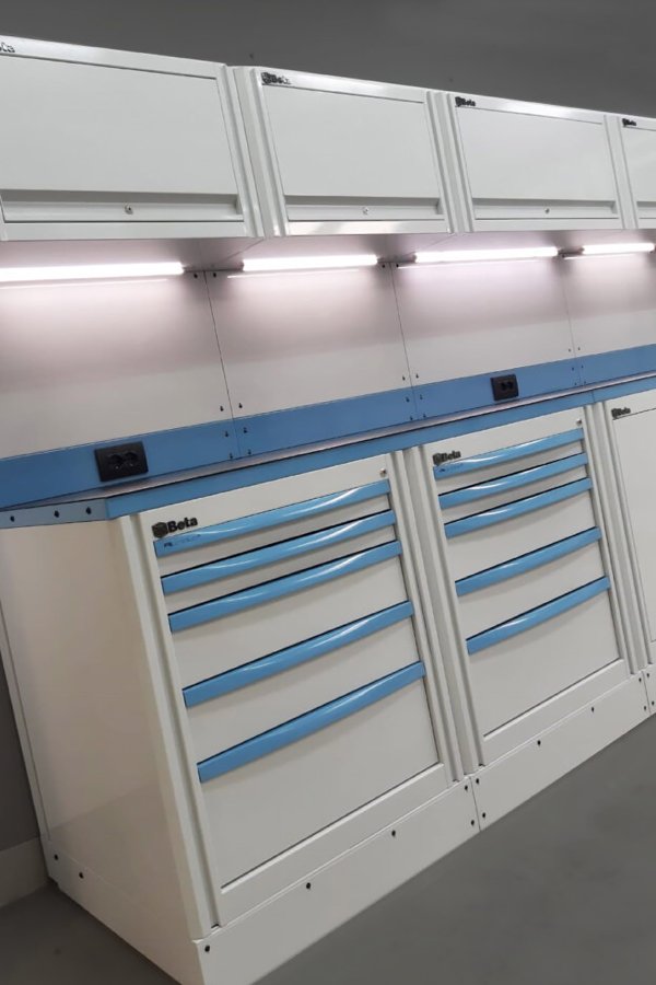 Armadi da officina di 3D Beta con illuminazione dall'alto in un'area di lavoro pulita allestimento di mobili da officina personalizzati