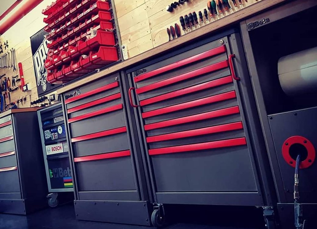 Armadi per officina di 3D Beta sotto un banco da lavoro ideali per organizzare gli spazi di arredamento dell'officina personalizzata