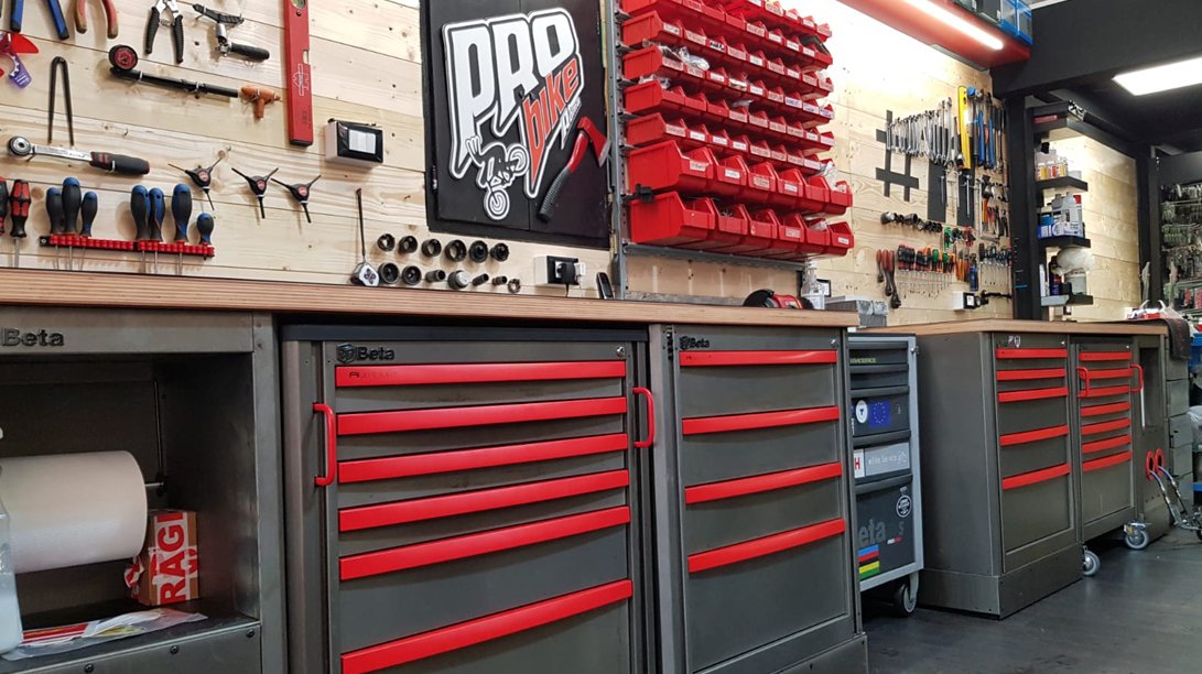 Mobili da officina di 3D Beta, compresi armadi da officina personalizzati in uno spazio professionale ben organizzato