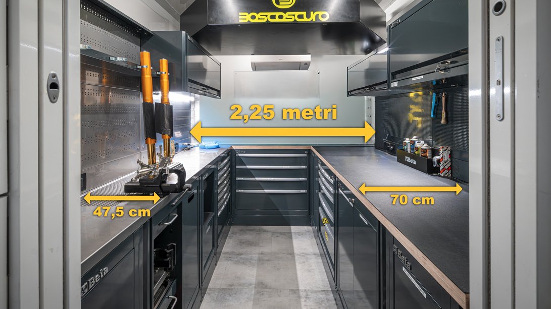 Mobili da officina 3D Beta armadi da officina personalizzati con banconi di 225 cm di larghezza 475 cm e 70 cm di profondità