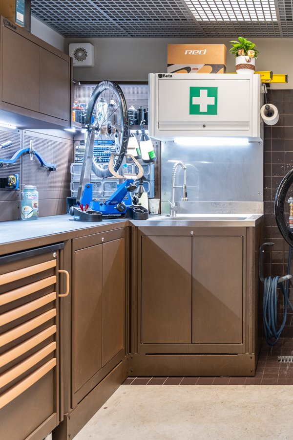 Mobili da officina con lavello per attrezzi e kit di pronto soccorso ideali per spazi organizzati in officina 3D Beta