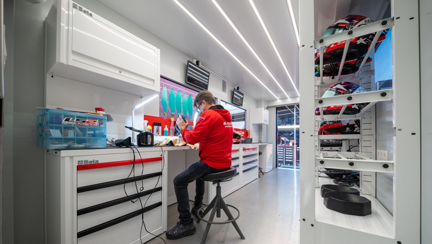 Mobili da officina e armadi da officina su misura di 3D Beta presso lo sportello Officina Mobile LS2 Europe a vista