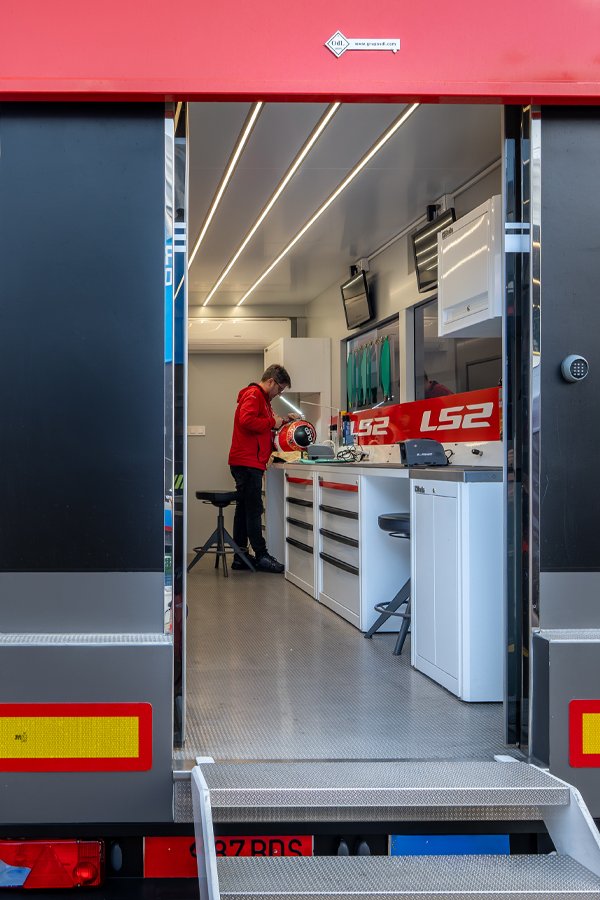 I mobili e gli armadietti da officina di 3D Beta sono presenti in un'officina mobile LS2 Europe del MotoGP