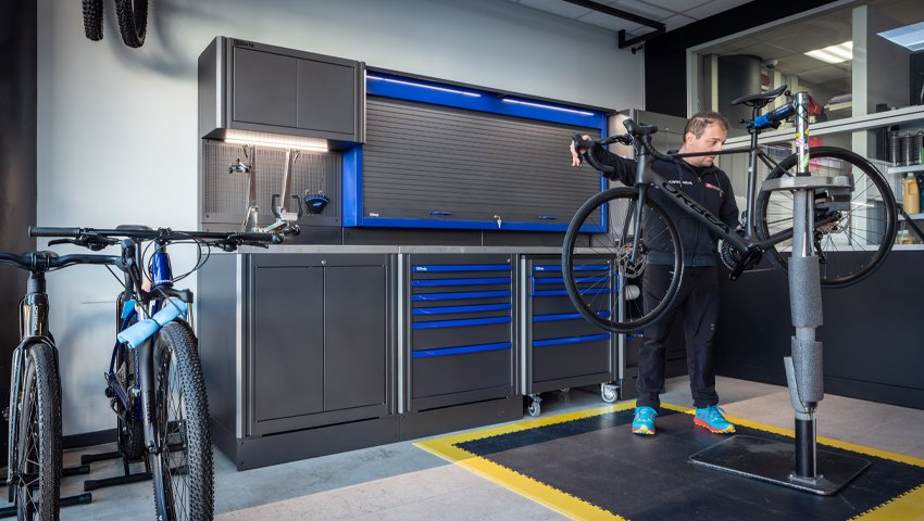 I mobili da officina e gli armadietti personalizzati di 3D Beta migliorano l'organizzazione dello spazio di lavoro per la riparazione delle biciclette