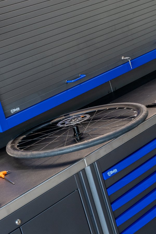I mobili e gli armadietti dell'officina 3D Beta sono visibili nell'officina Red Bike di Officina Bici su Misura